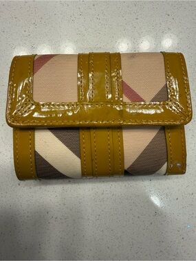 Authentic Burberry Nova Check Patent Leather Trifold Wallet with Certificate